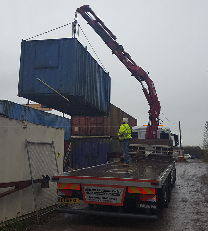 Camion grue en contexte urbain parisien